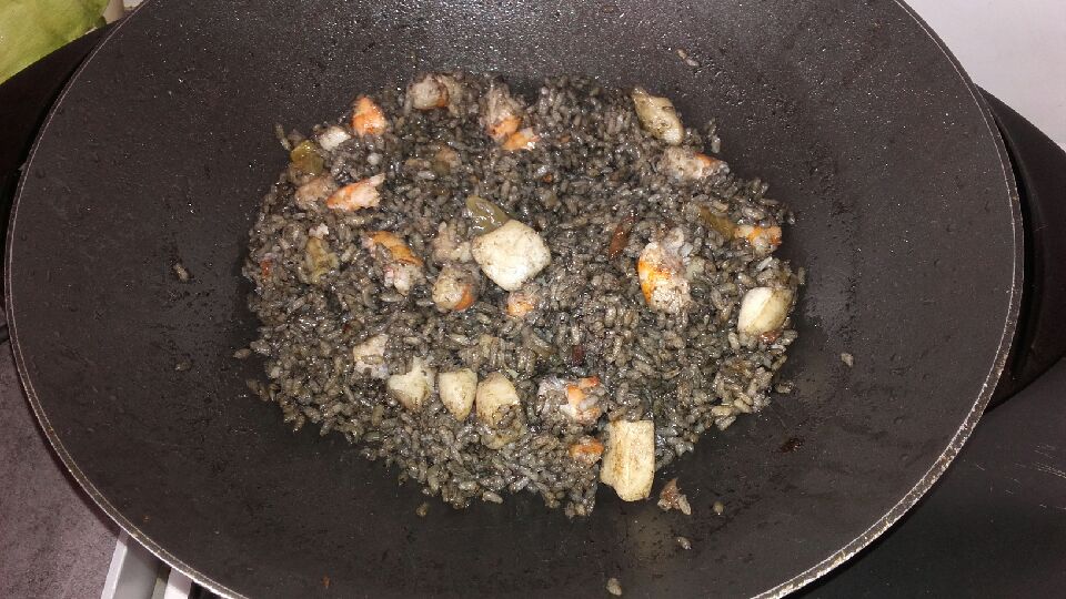 Arroz negro : riz à l'encre de seiche aux calamars et crevettes