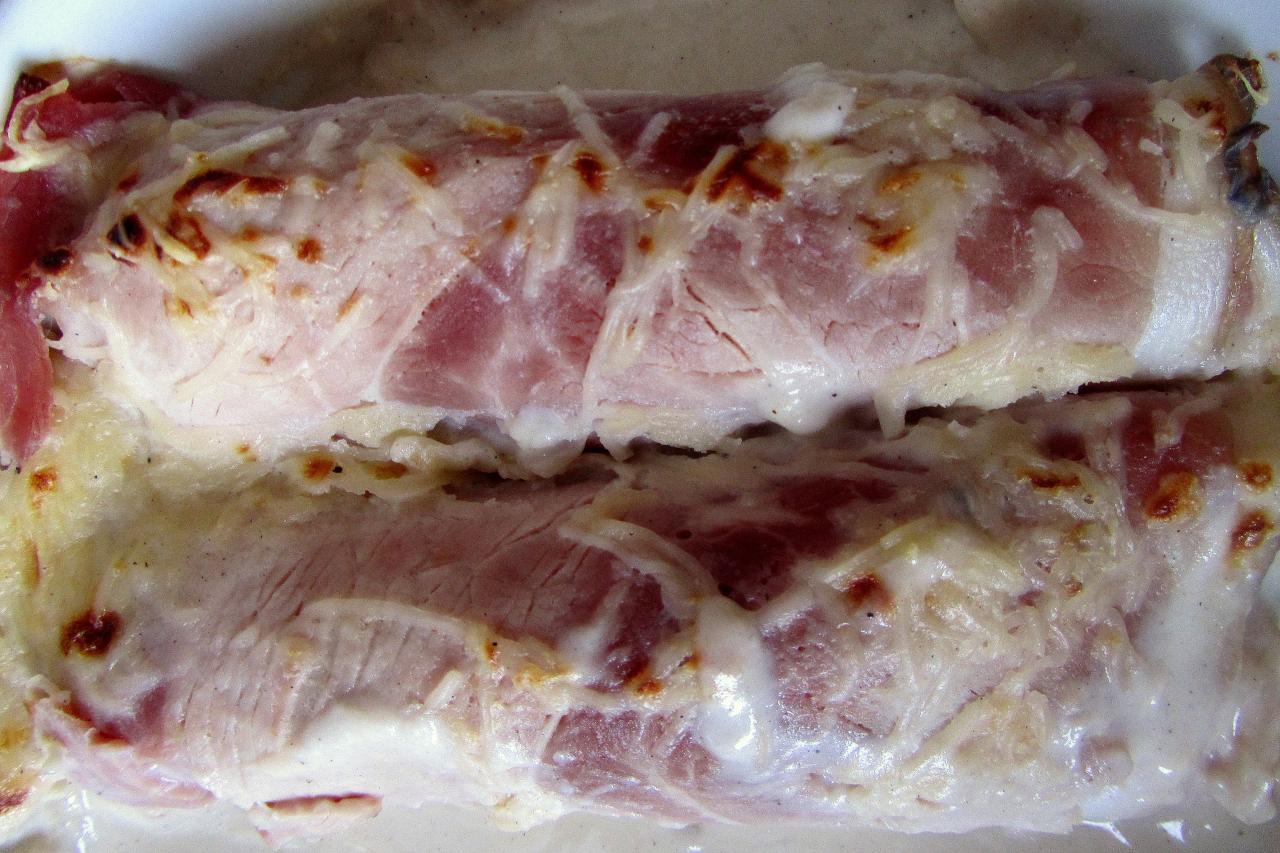 Rouleau d'épinard au jambon gratiné à la béchamel.