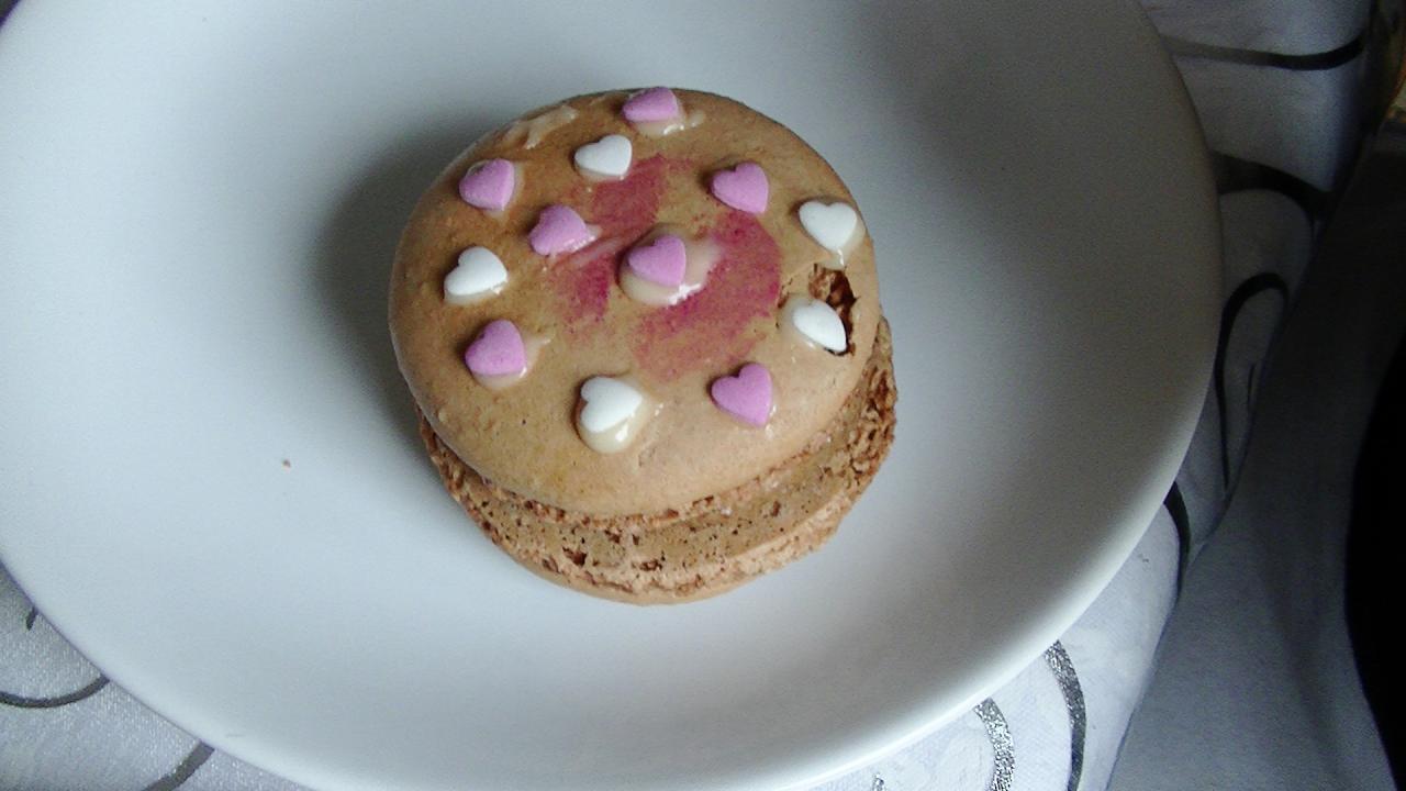 grand macaron au café garnit d'une mousse praliné