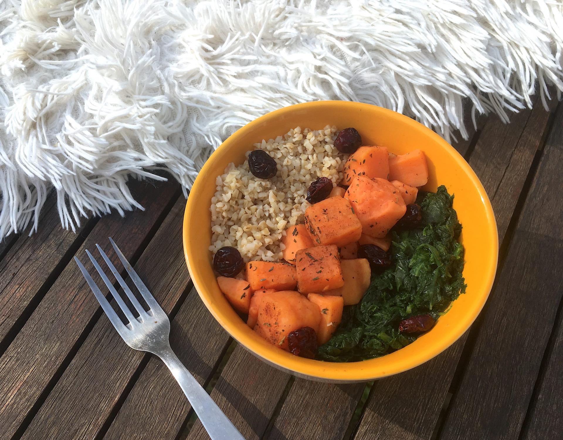 Buddha bowl patate douce, boulgour et épinards