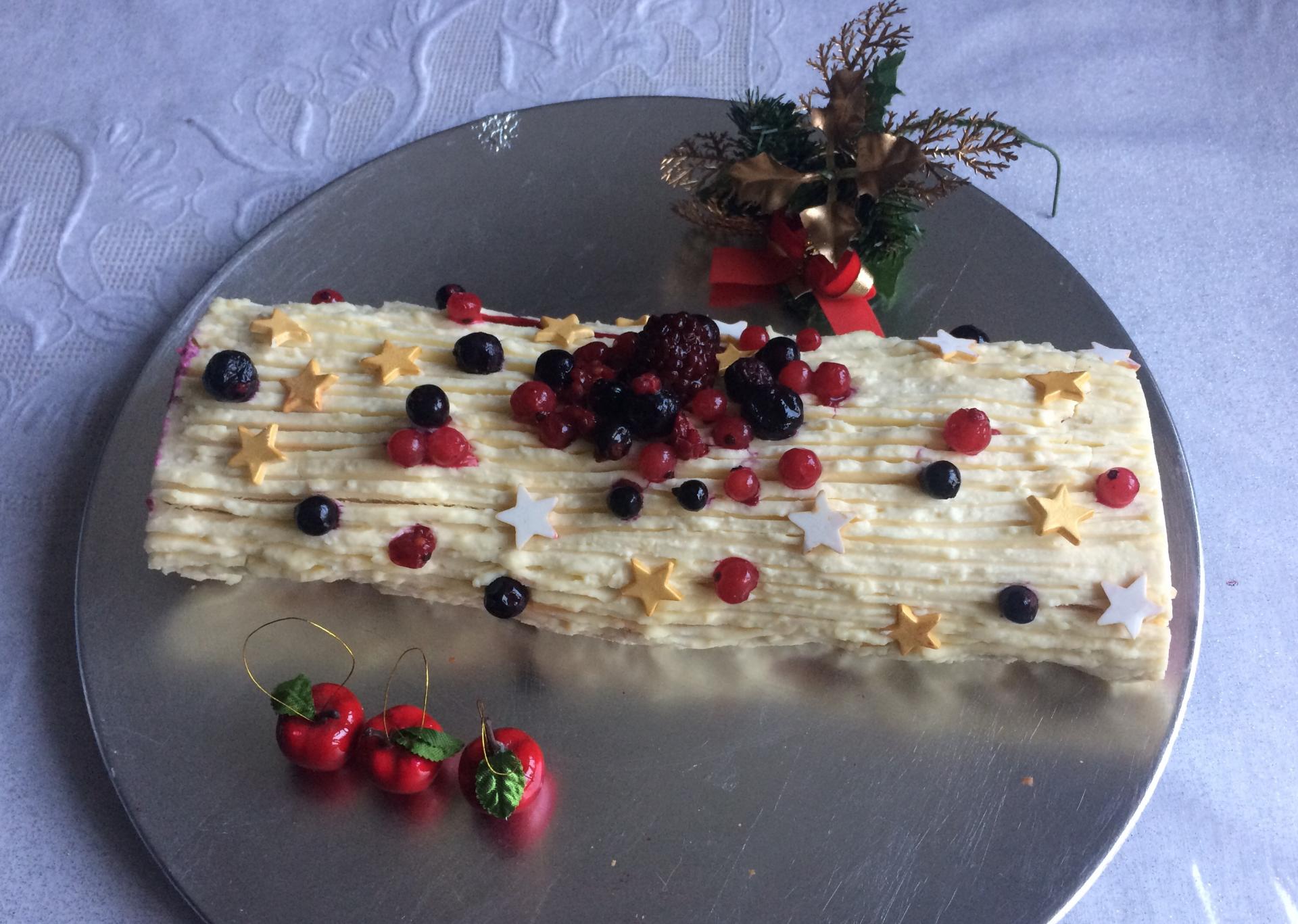 Bûche chocolat blanc et fruits rouges