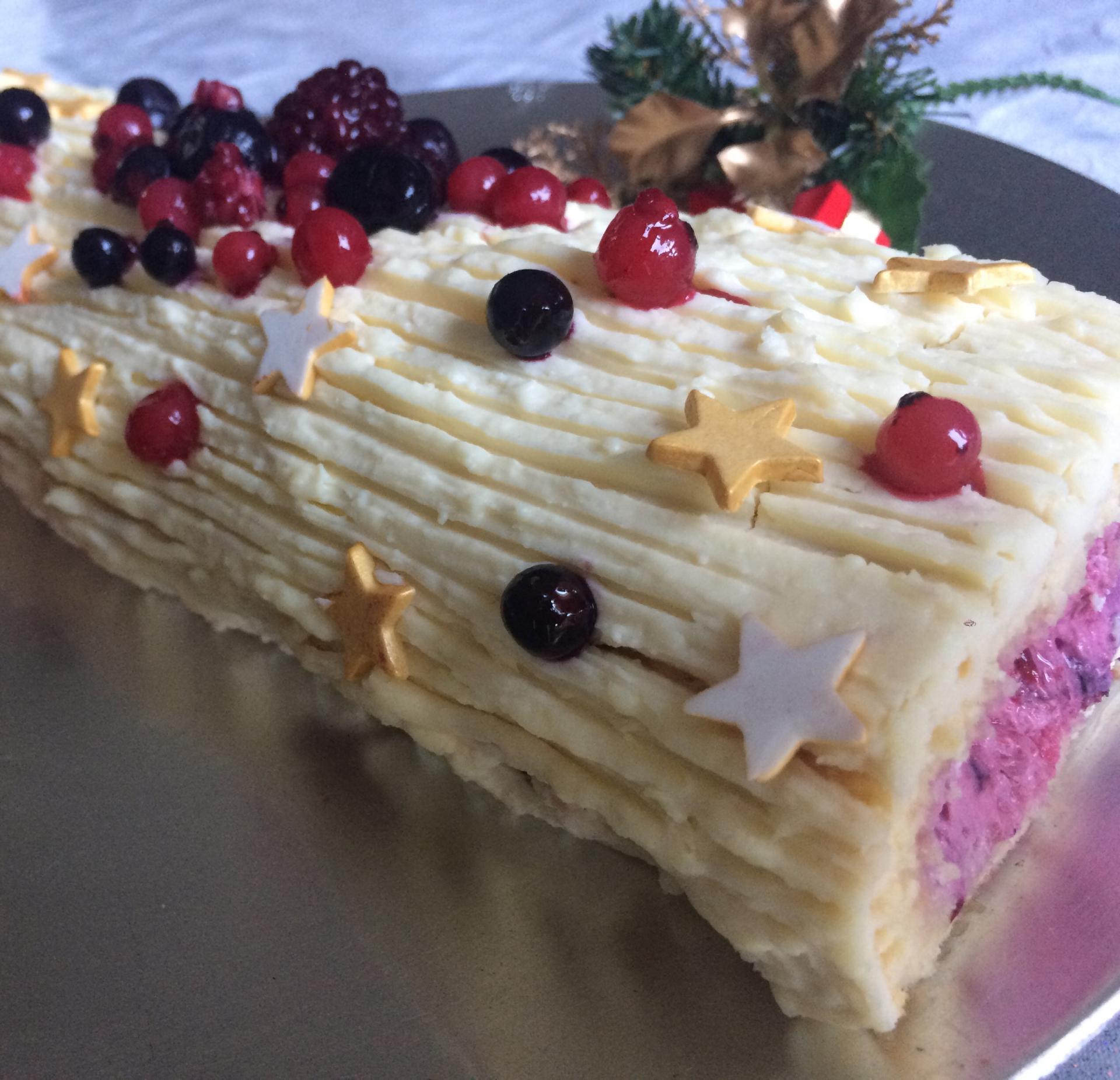 Bûche chocolat blanc et fruits rouges