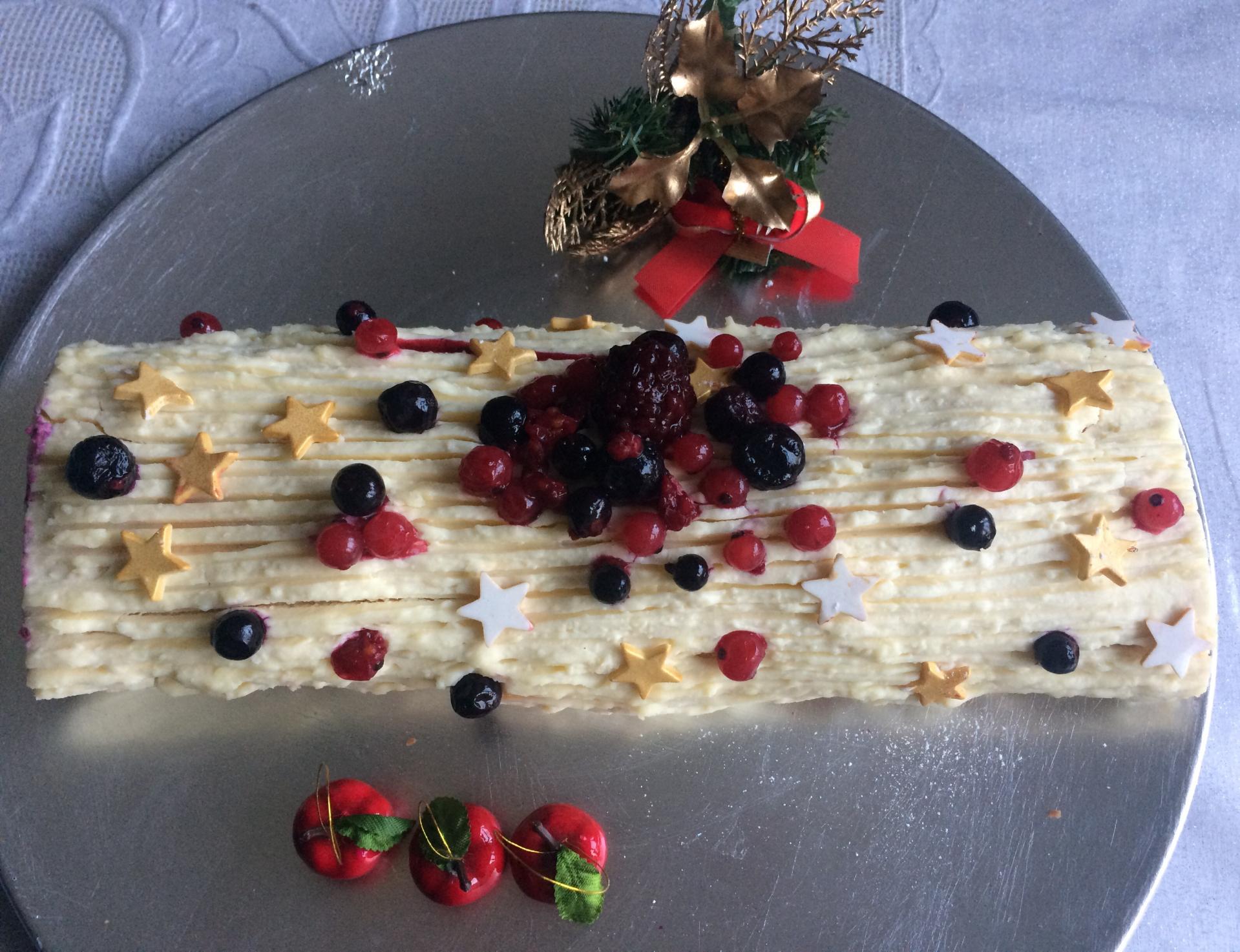 Bûche chocolat blanc et fruits rouges