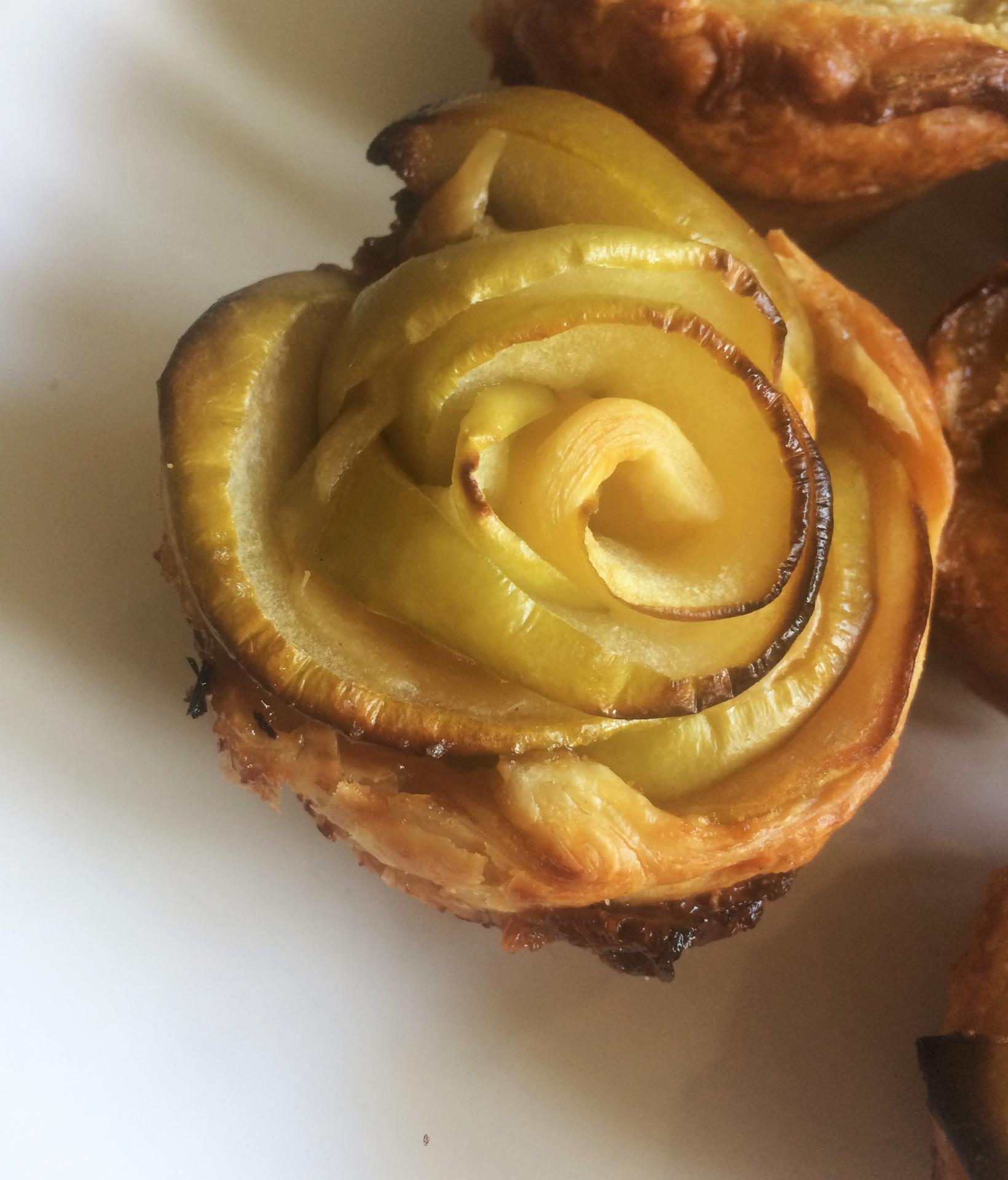 Roses feuilletées de pommes au caramel