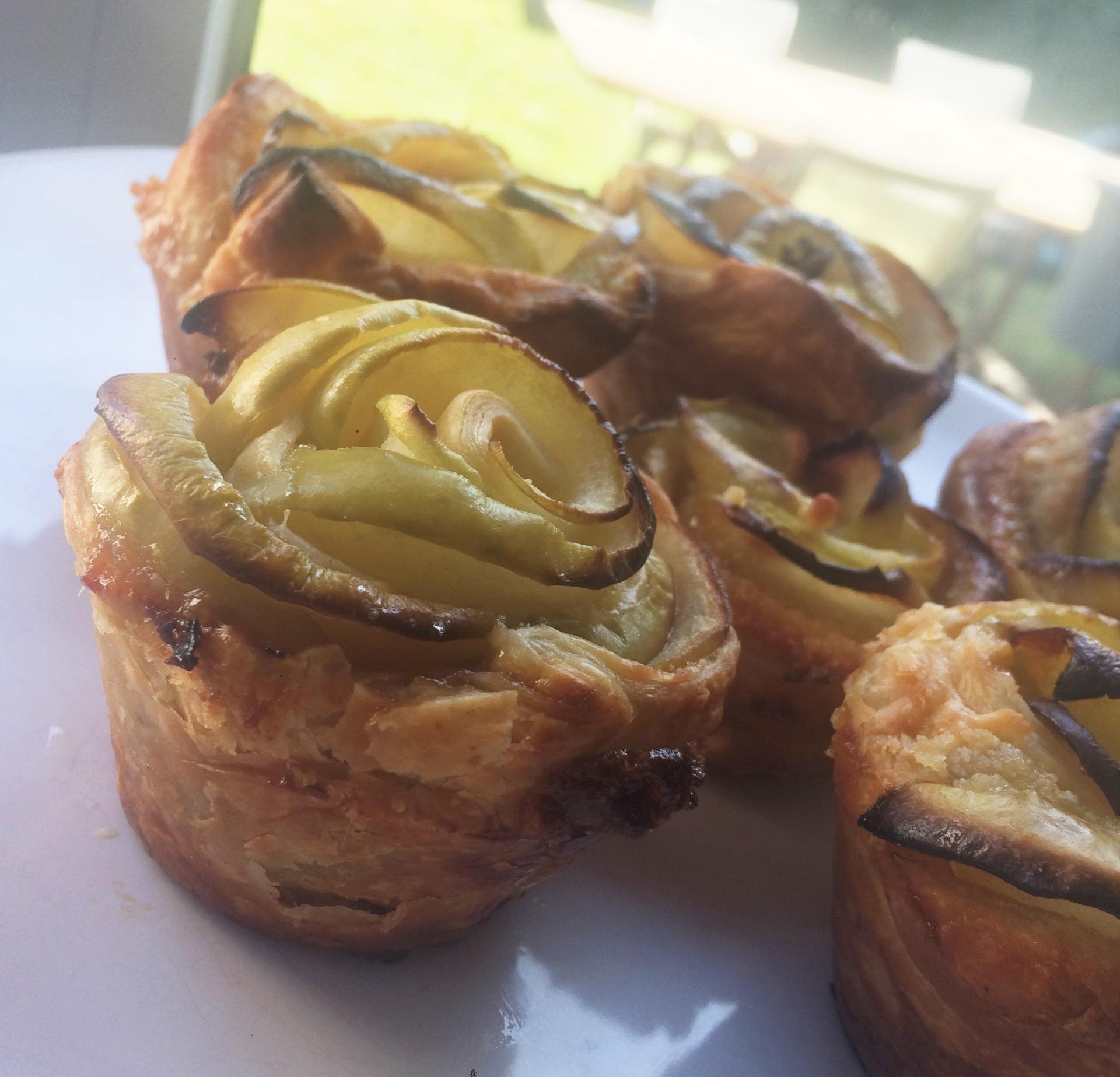 Roses feuilletées de pommes au caramel