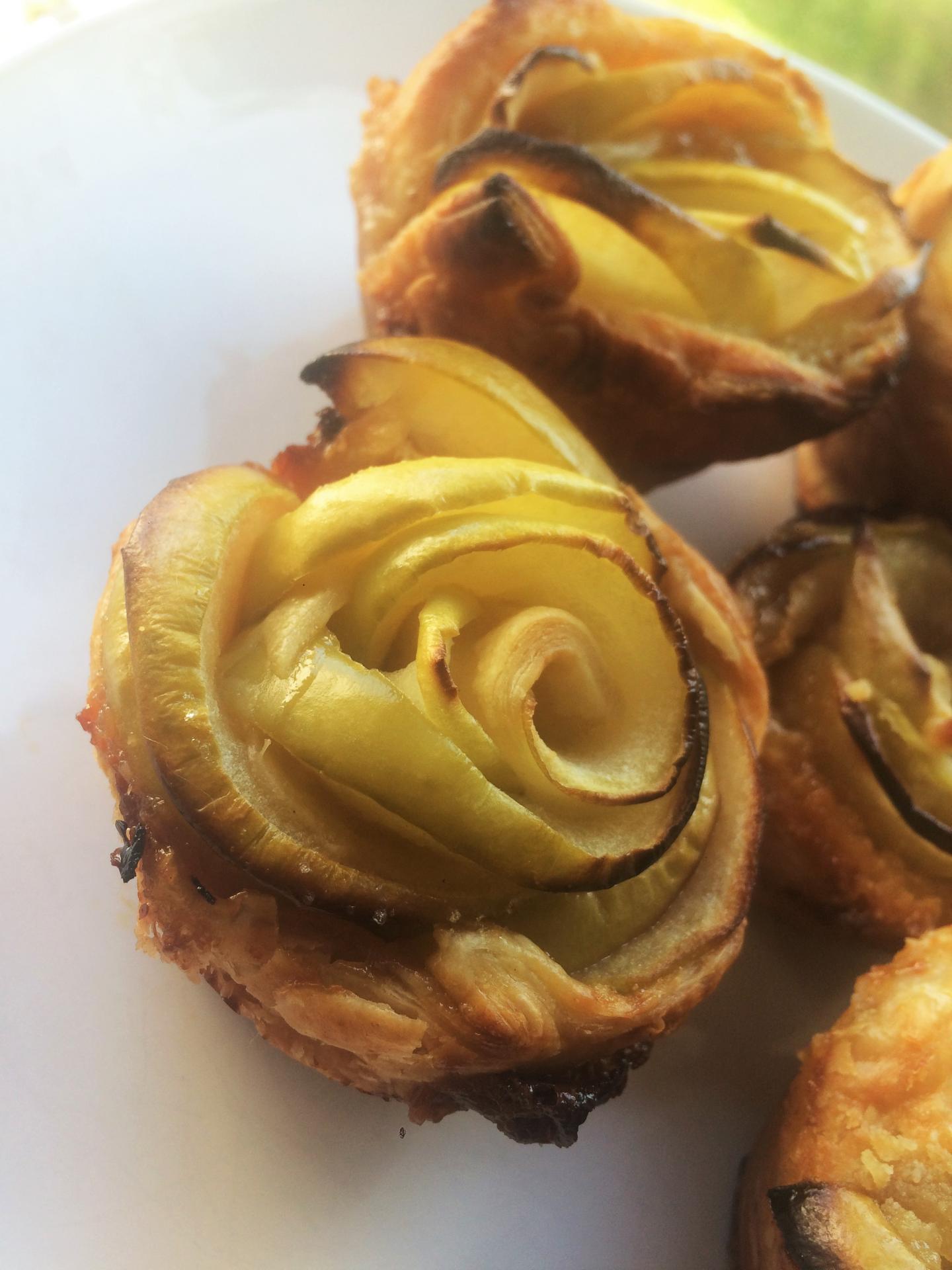 Roses feuilletées de pommes au caramel