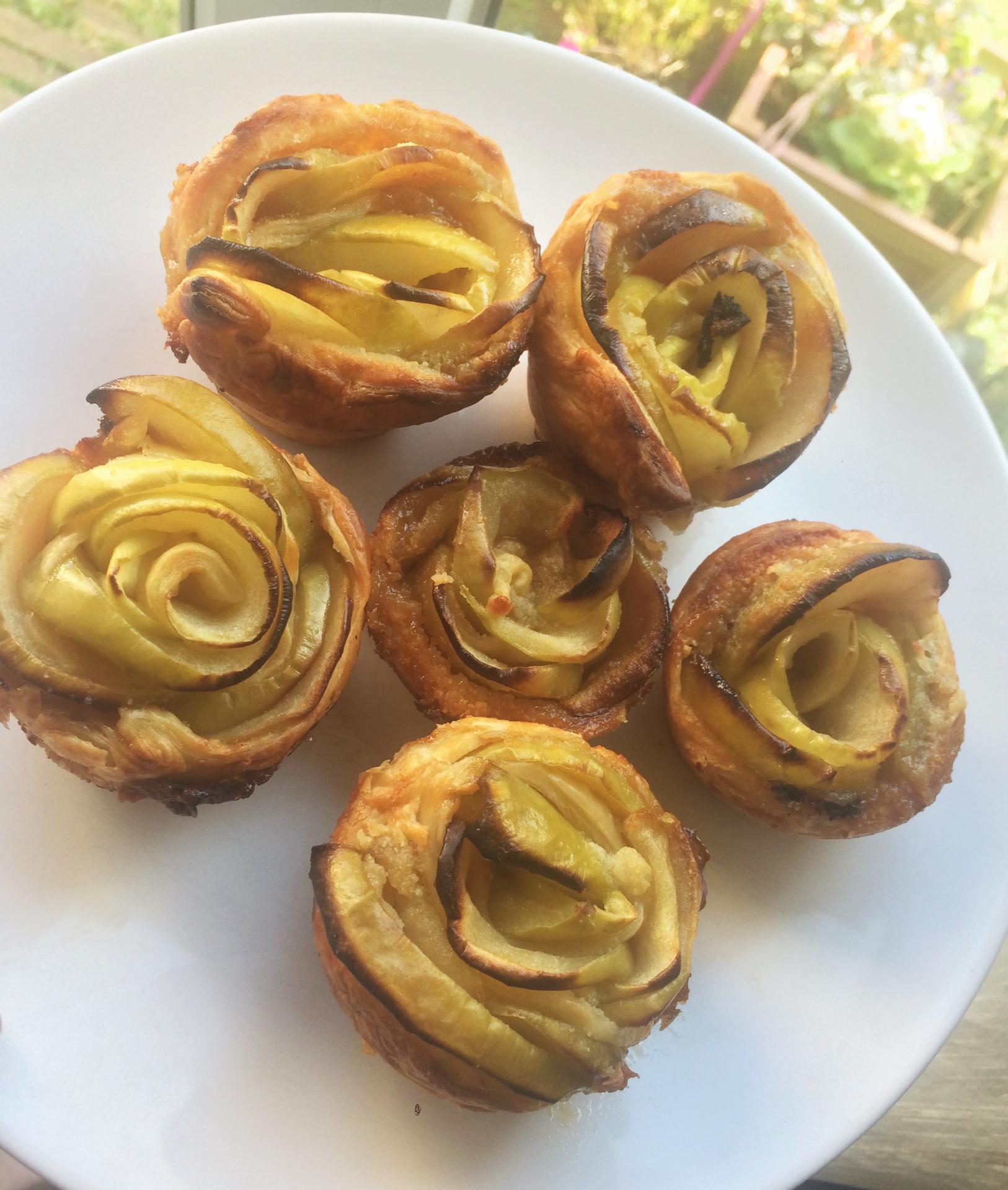 Roses feuilletées de pommes au caramel