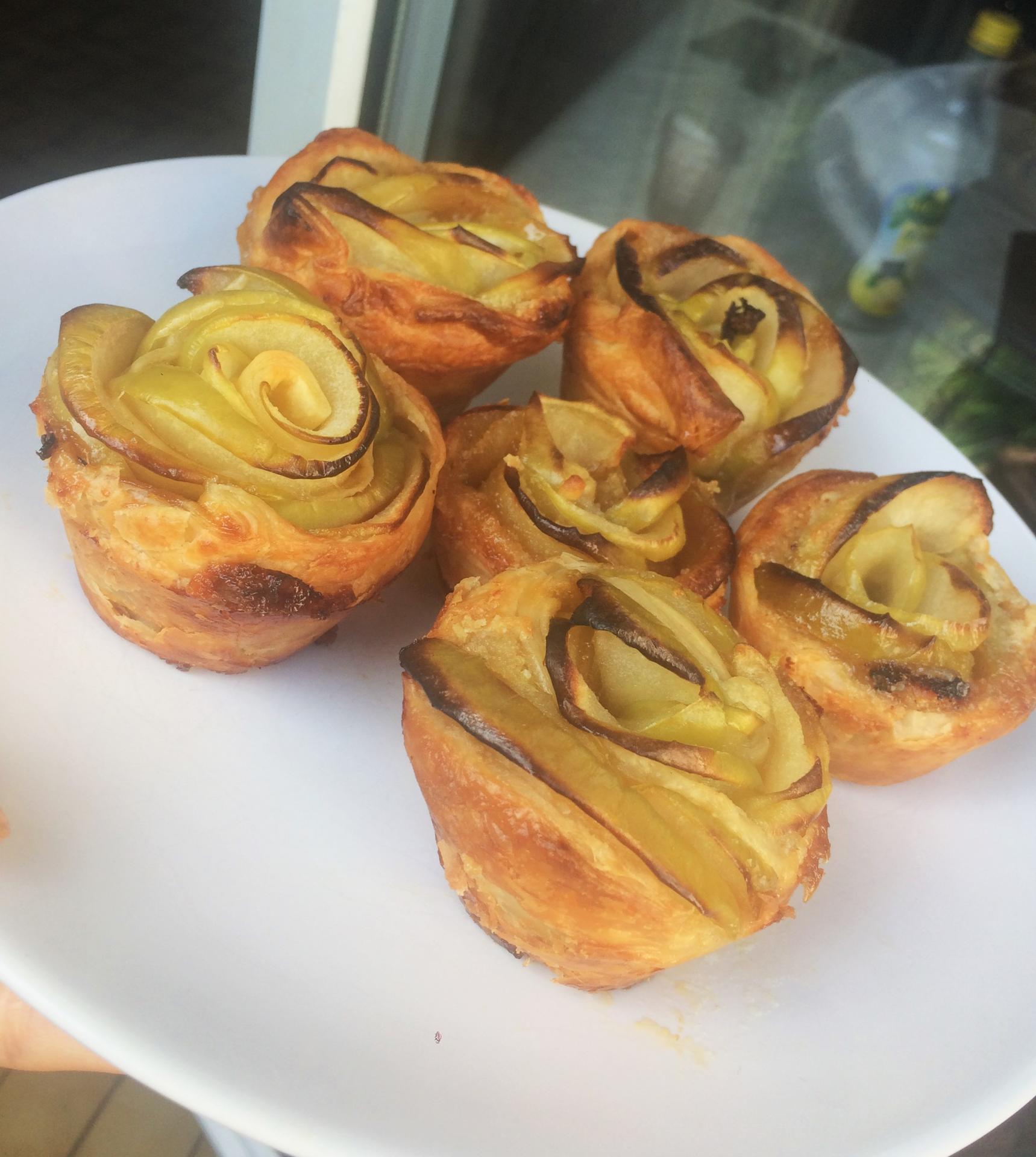 Roses feuilletées de pommes au caramel