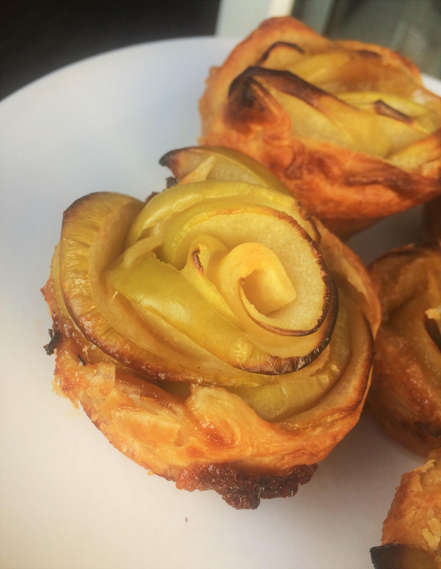 Roses feuilletées de pommes au caramel