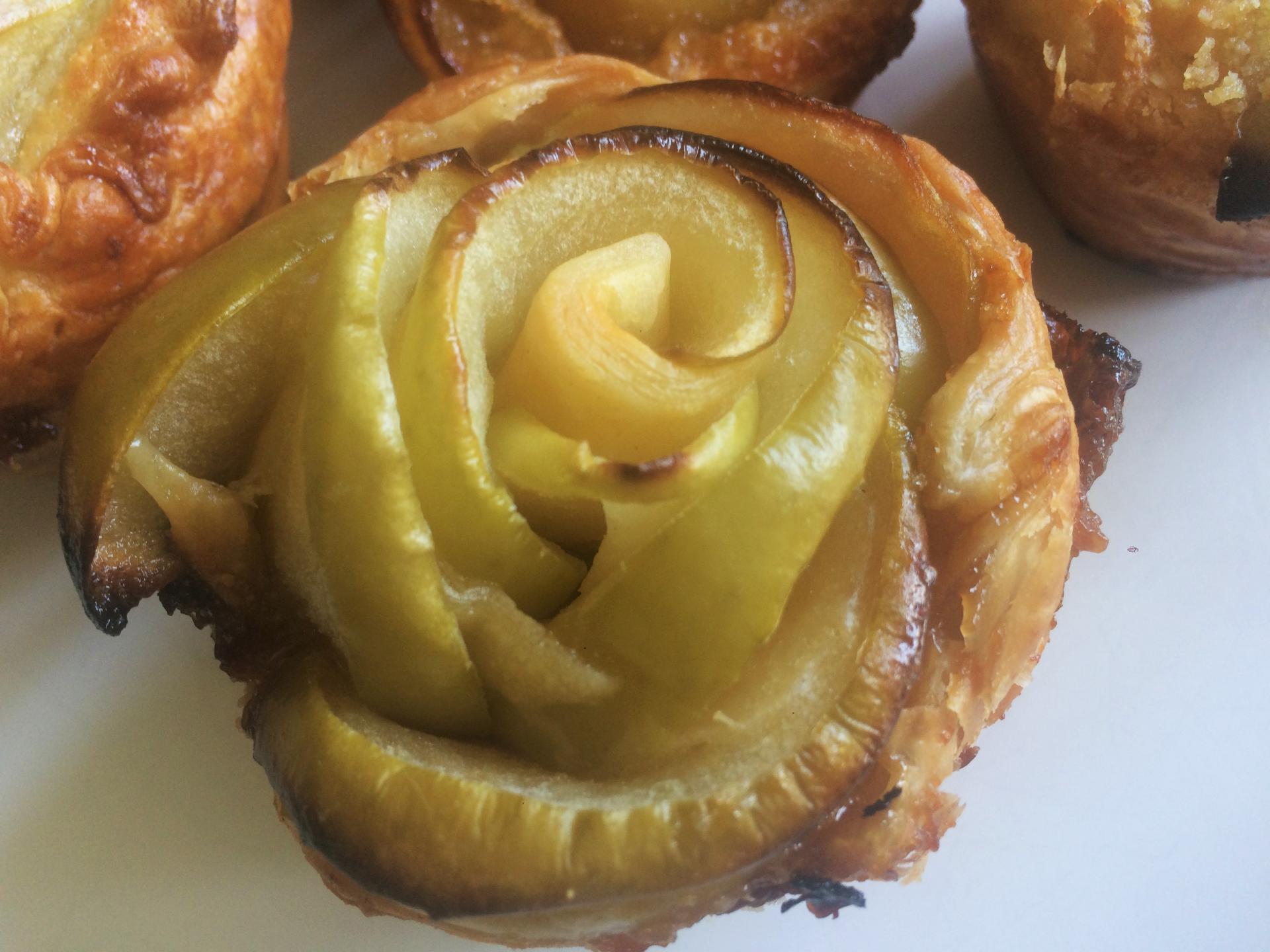 Roses feuilletées de pommes au caramel