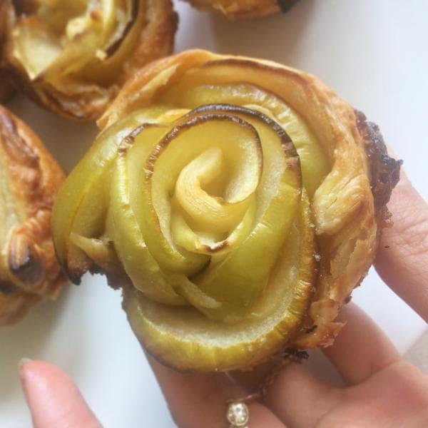 Roses feuilletées de pommes au caramel