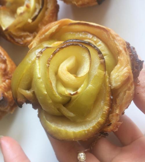 Roses feuilletée de pommes et caramel beurre salé