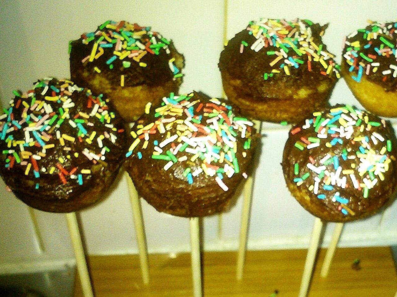 Cake pop glaçage chocolat et vermicelles colorées