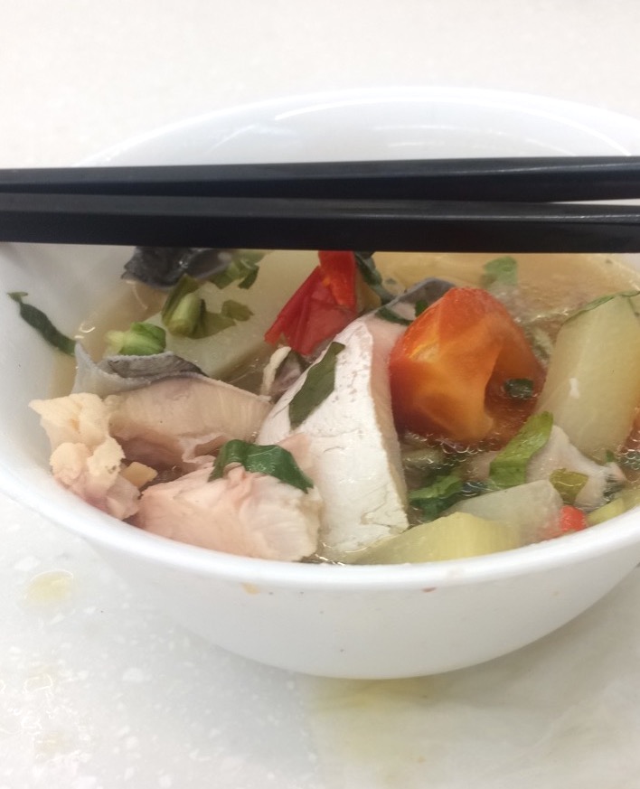 soupe de pangasiu acidulée au tamarin à la vietnamienne (Canh Ca Chua)