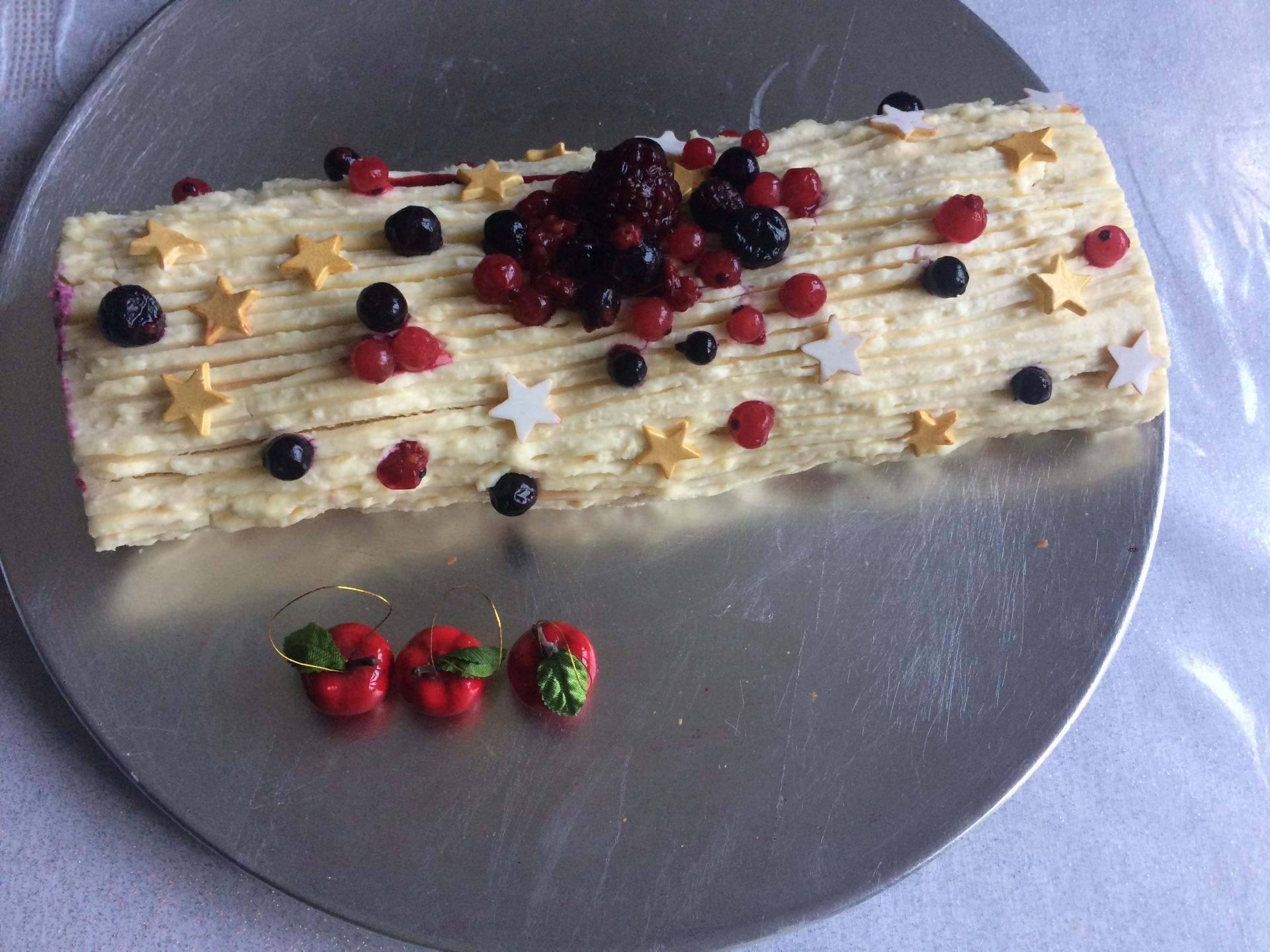 Bûche chocolat blanc et fruits rougese