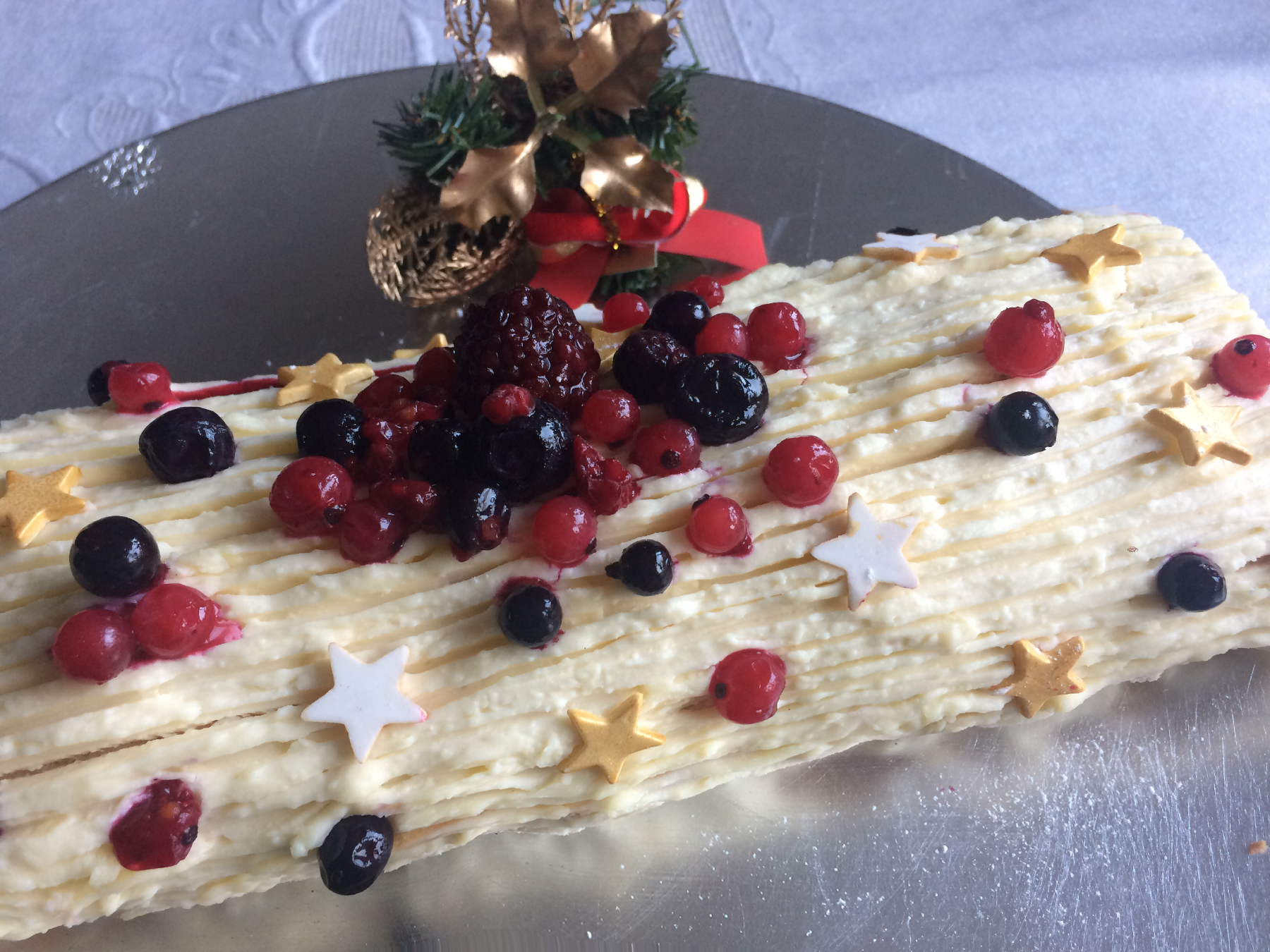 Bûche aux fruits rouges et chocolat blanc