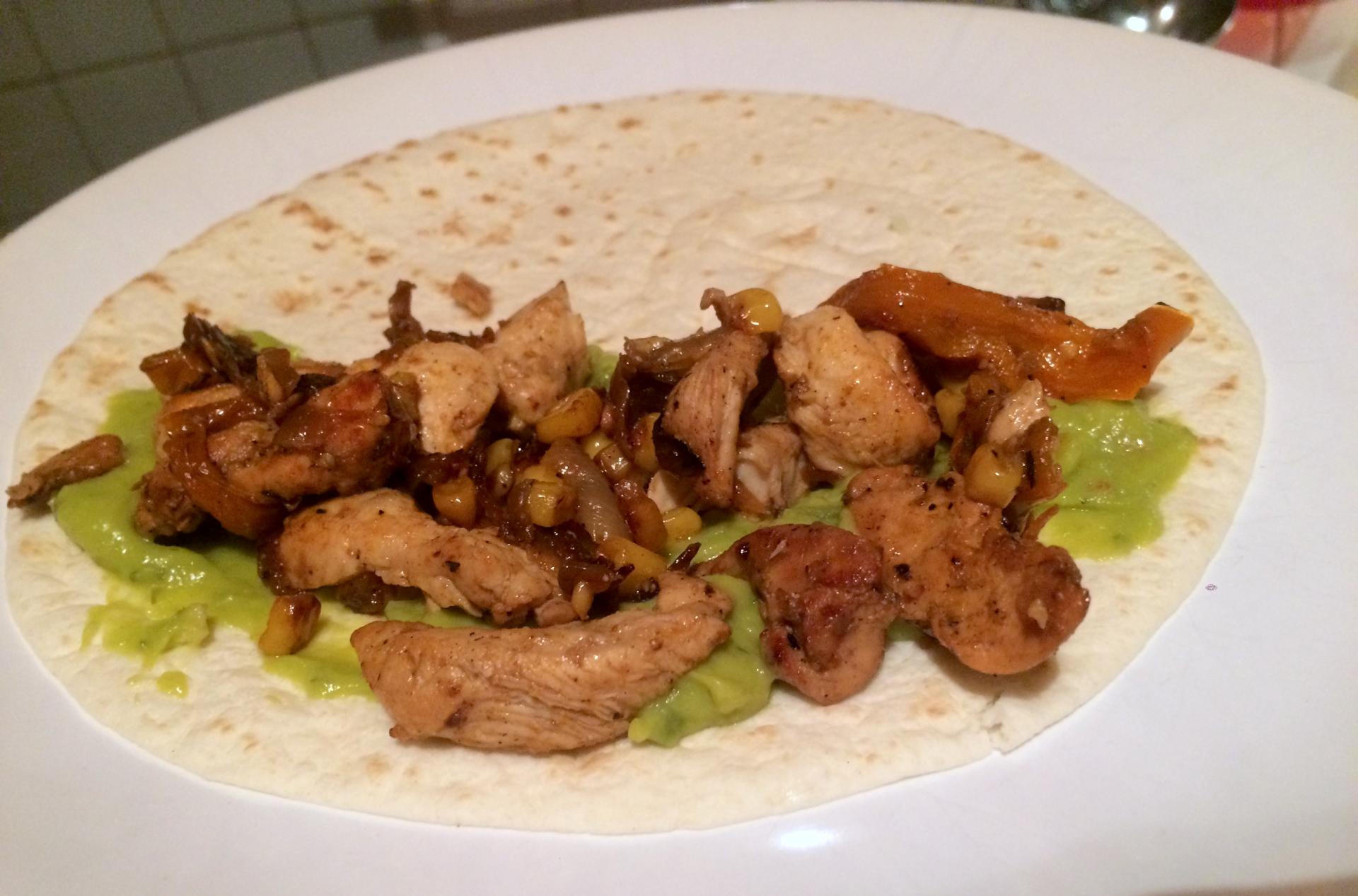 fajitas au poulet, poivrons maïs et guacamole